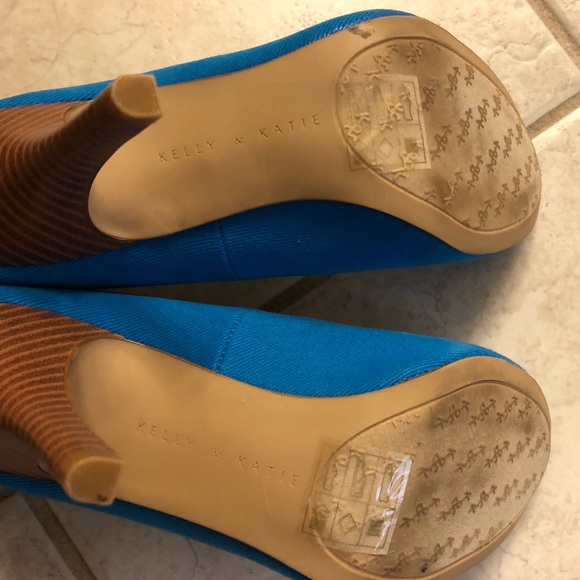 Turquoise blue fabric pumps with stacked heel - Picture 7 of 8